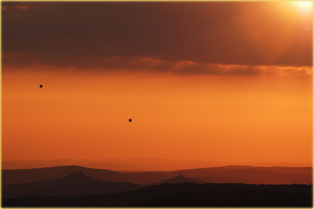 Stimmung am Himmel, zwei Ballone im Abendrot mit Burg-Vetzberg und Gleiberg